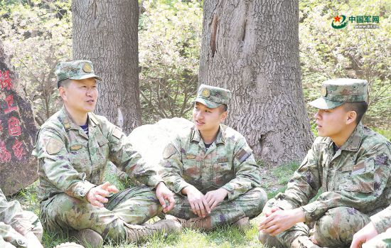 刘辉波（左一）和战友们交流	。军人学专业	、对这里的一草一木充满感情	。他就是我们的‘最强大脑’
，像清扫、谁遇到专业上的问题
，</p></div><time dir=