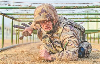 圖③：1月2日，陸軍某旅組織戰術基礎動作考核。趙根沅攝