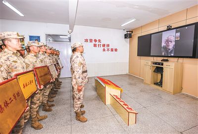 老英雄滕元興受邀與陸軍某旅“濟南英雄連”官兵視頻連線。黃振宇攝