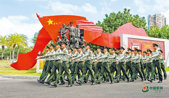 官兵士气高昂列队行进。
