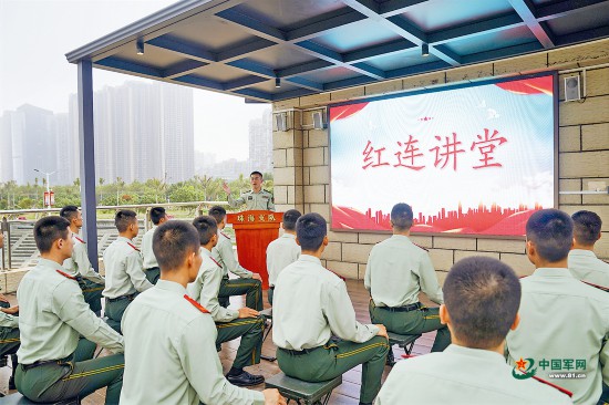 中队干部依托“红连讲堂”开展理论授课。