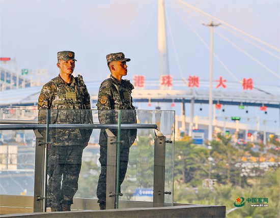 执勤哨兵守卫港珠澳大桥。