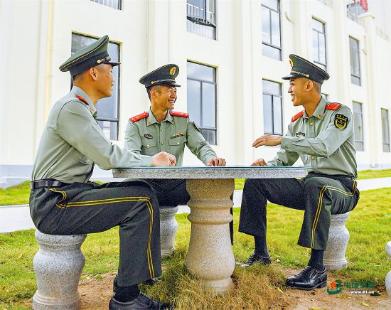 官兵休息时间谈心交流。