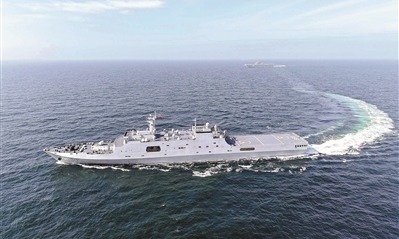夏日，海軍某支隊艦艇編隊開展海上訓練。圖為編隊在訓練中行進。翟　濤攝