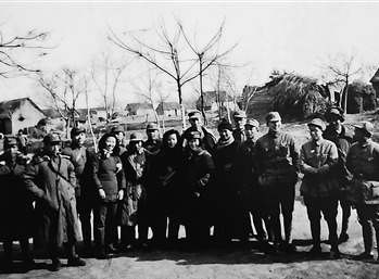 1943年，新四军第3师干部及部分家属赴延安学习离开盐阜时合影。
