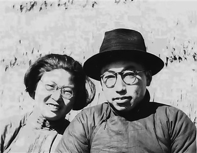 化裝成商人打扮的田守堯、陳洛漣夫婦。由時任新四軍第3師8旅政治部主任李雪三拍攝。1天后，他們在小沙東海戰中壯烈犧牲。2013年，開國中將李雪三的家人將這張珍貴照片發給撰寫田守堯夫婦紀念文章的作者徐振理。作者提供