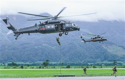 初秋，陆军某旅组织索降训练。曹 健摄