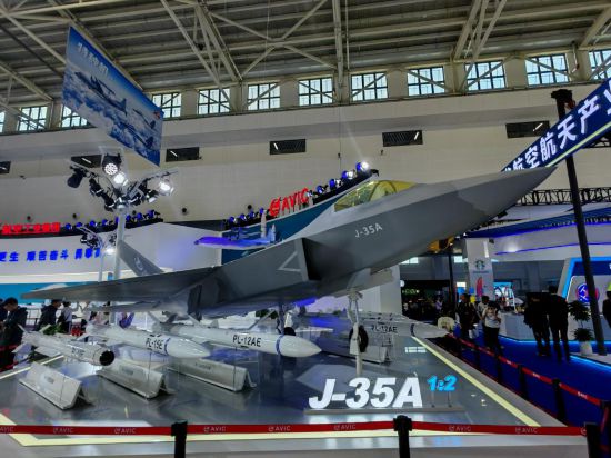 图为中国航空工业集团有限公司展台的歼-35A飞机模型。新华社记者宋晨 摄