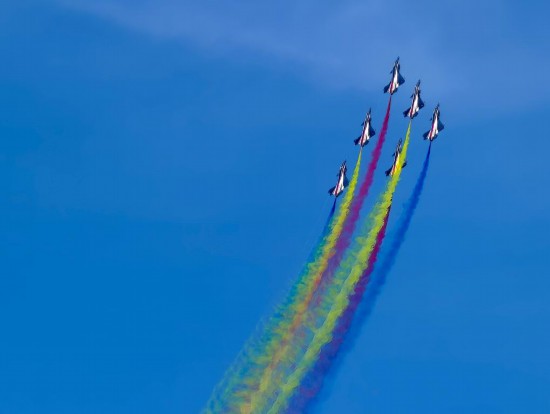 图为第十一届空军航空开放活动和长春航空展进行的飞行表演。新华社记者宋晨 摄