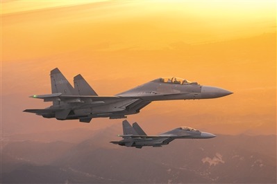 空军某部战机编队飞赴目标空域（资料照片）。本报特约记者 杨 盼摄