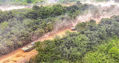 初冬，陆军某旅组织机动训练。马海霖摄