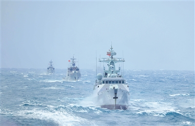 11月20日,中越联合巡逻舰艇开展编队运动演练。李正嵩摄