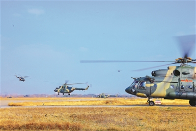 近日，陸軍某旅組織直升機飛行訓練。本報特約記者 陳 宇攝