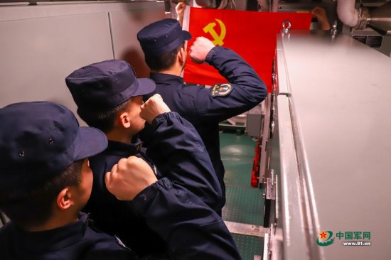 远航期间,官兵在舱室内重温入党誓言。时佳龙摄