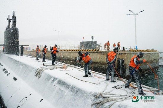 官兵在风雪中检讨装备。时佳龙摄