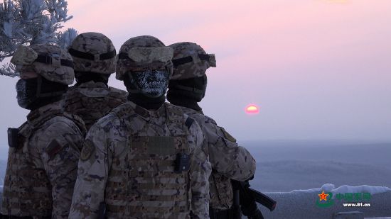 武警黑龙江总队佳木斯支队抚远中队官兵为故国迎进第一缕向阳。诸葛绪强 摄