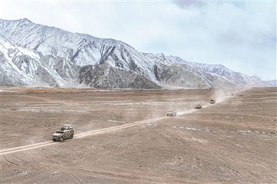 春日，陆军某部开展驾驶训练。李 峰摄