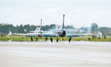 空军航空大学某部展开飞行训练正规股票配资推荐。刘则明摄