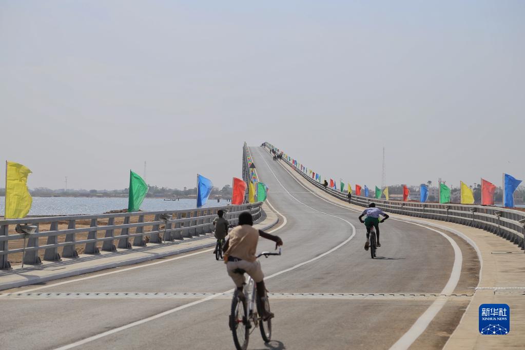 中企承建塞內加爾方久尼大橋讓當地“過河難”成為歷史
